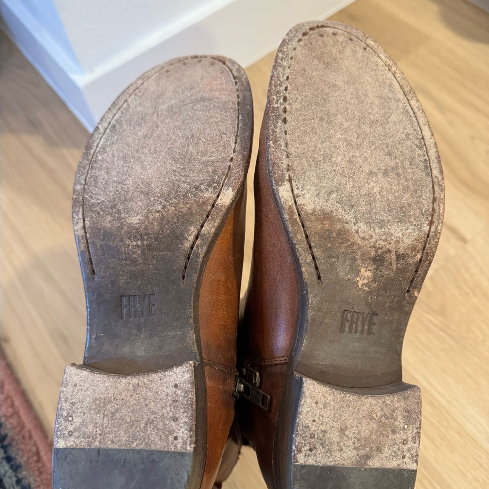 FRYE Brown Chelsea Boots with Leather Material and Elastic Panels - Picture 3 of 3